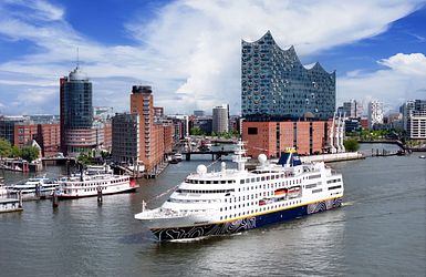 Die HAMBRUG vor der Elbphilharmonie 