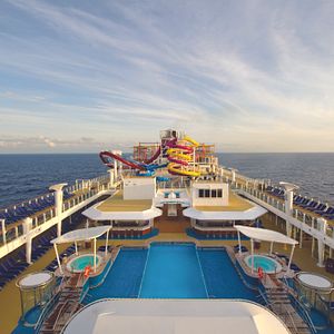 NCL Norwegian Breakaway_Leben an Bord_außen_an Deck_ Pool_Rutsche_Aqua Park