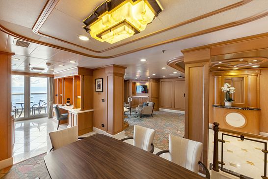 Queen Elizabeth Master Suite