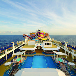 NCL Norwegian Breakaway_Leben an Bord_außen_an Deck_ Pool_Rutsche_Aqua Park