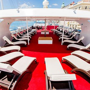 Moonlight Yacht an Deck