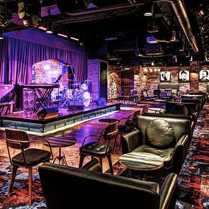 NCL Epic Leben an Bord Entertainment Bar Cavern Club