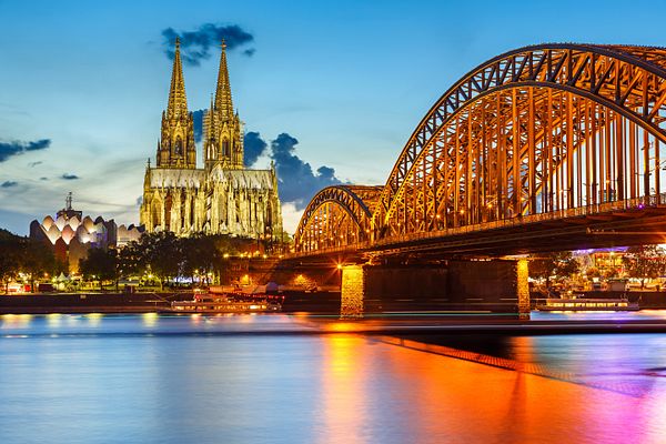 Blick auf den Kölner Dom, den Rhein und die Hohenzollernbrücke