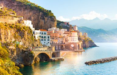 Häuser in den Fels gebaut an Bucht