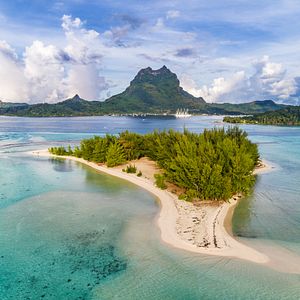 Bora Bora_AdobeStock_175369737 © Maridav.jpeg