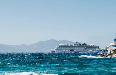 Die Norwegian Viva vor Santorin