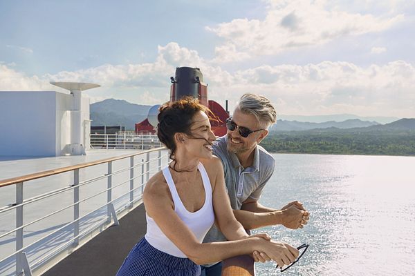 Paar an Bord der Queen Mary 2
