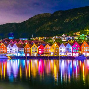 Bergen bei Nacht
