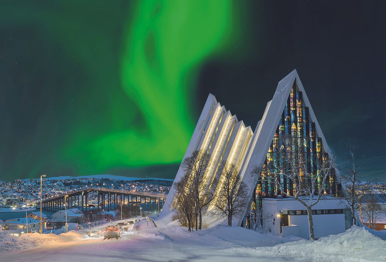 Q:\Destinationen\Norwegen\Tromsø\Tromso_Eismeerkathedrale_Nordlicht_AdobeStock_©Blickfang_268146346_pso.jpg