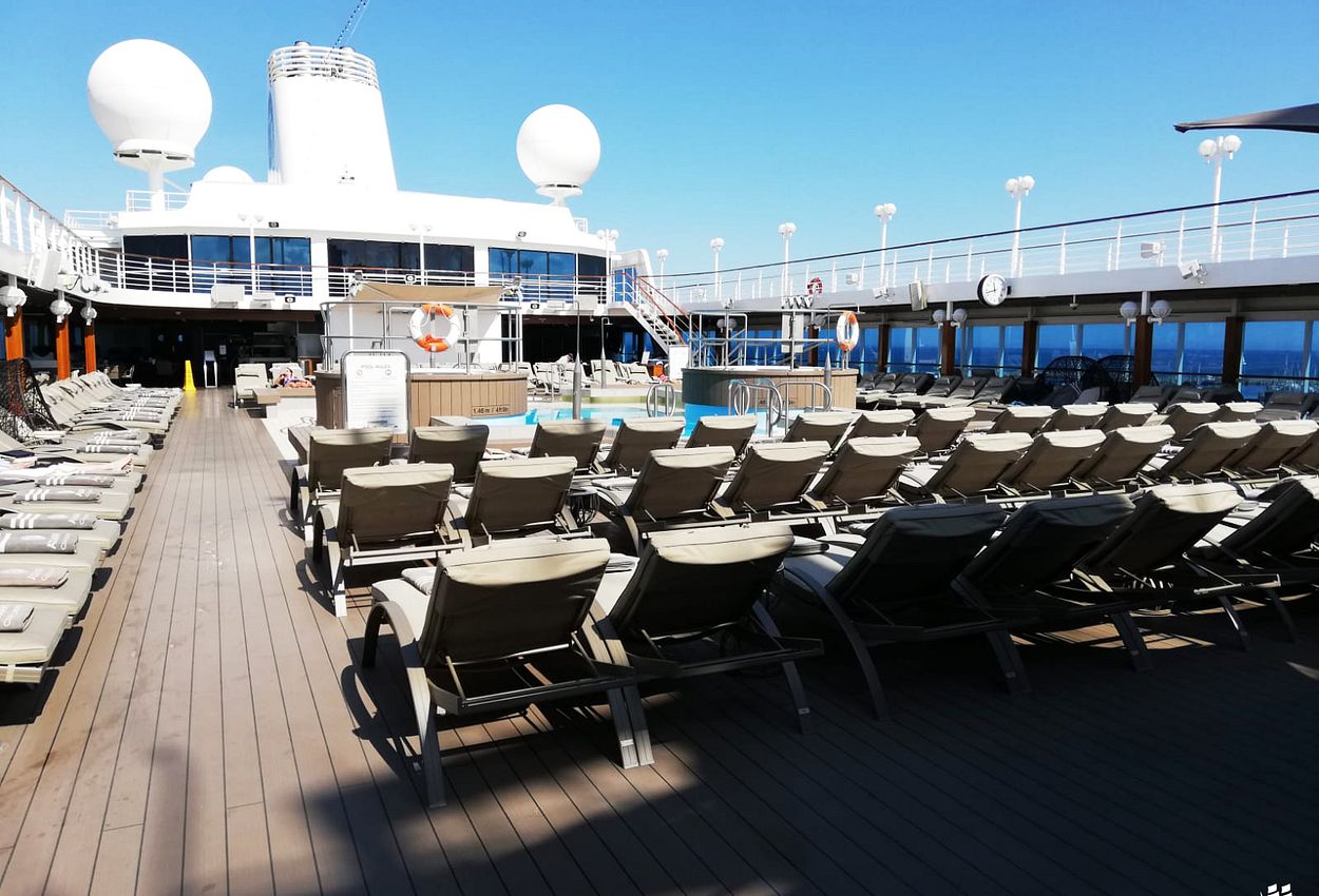 Entspannung pur im Pool-Bereich an Bord der Azamara Journey