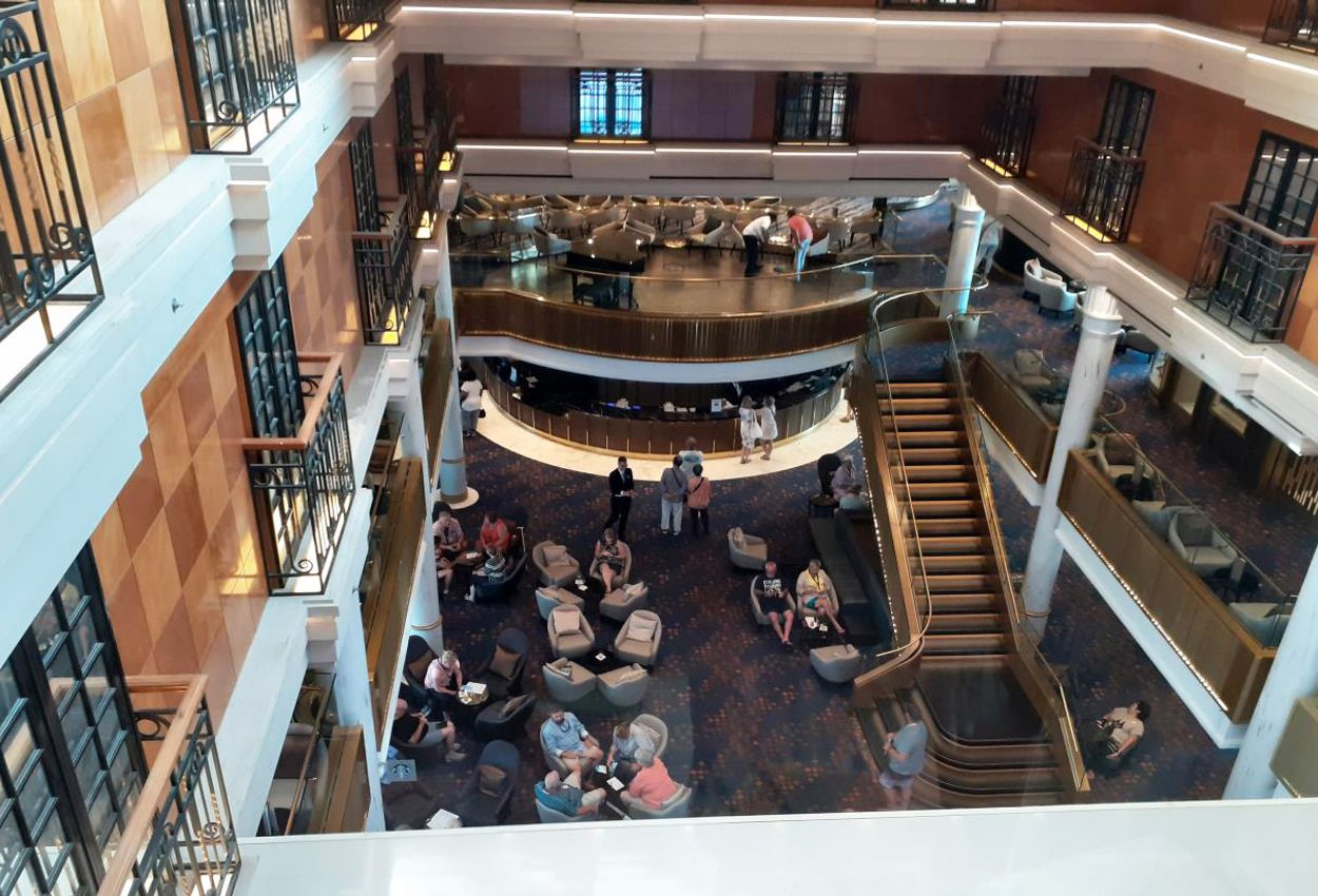 Ncl Spirit Blog - Blick ins Atrium mit Guest Service Desk, Galerie und Magnum’s Champagne & Wine Bar