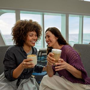 Menschen Frauen Frau Freunde Mein Schiff Kafee Essen Trinken Lounge2