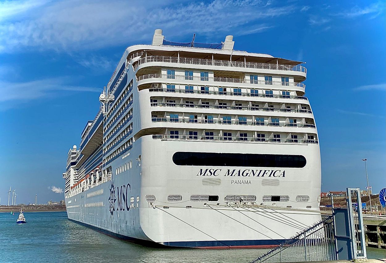 MSC Magnifica in Ijmuiden