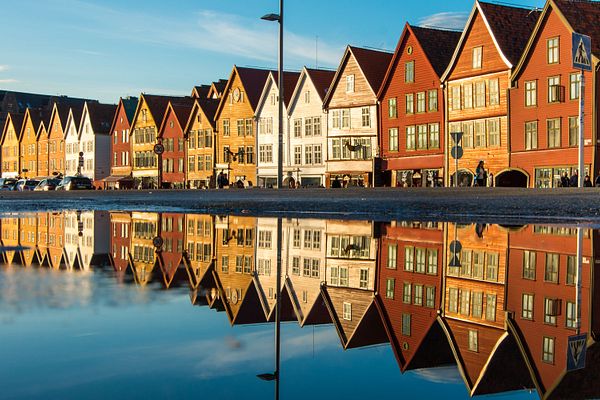 Bryggen in Bergen in der Abendämmerung