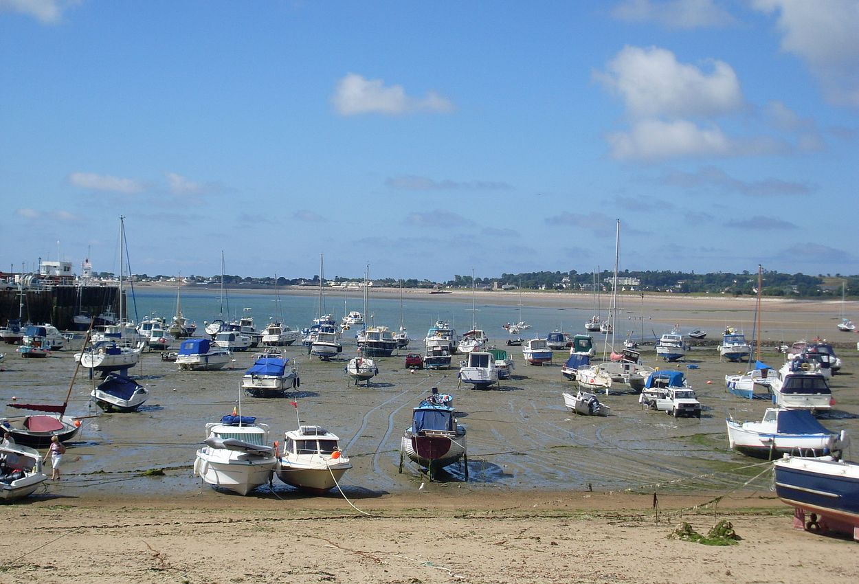 Der Hafen von Gorey bei Ebbe mit trockengelegten Booten