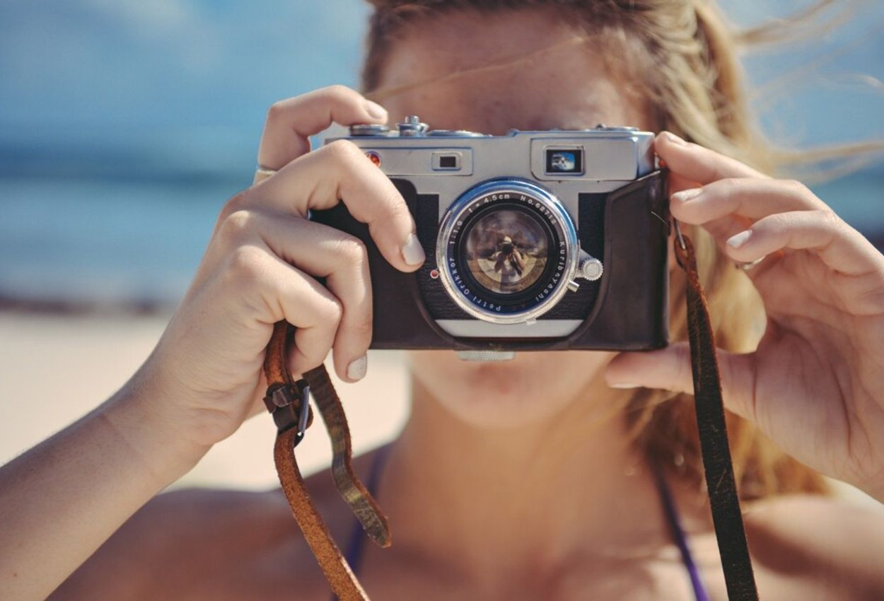 Frau schießt ein Foto