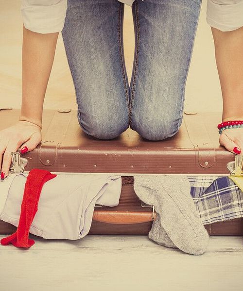 Frau Koffer Tourist packen