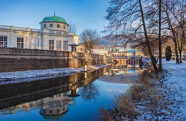 Q:\Destinationen\Deutschland\Bad Kissingen\Bad Kissingen_Saale_Regentenbau_Arkadenbau von hinten_AdobeStock_554668340© Val Thoermer.jpg