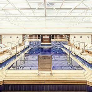 Queen Mary 2 Pool NEU