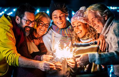 Fröhliche Menschen feiern Neujahr