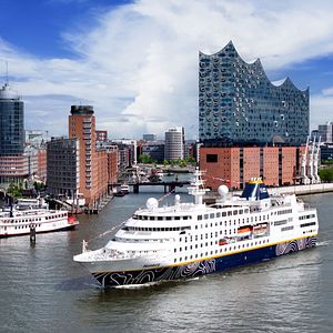 Die HAMBRUG vor der Elbphilharmonie 