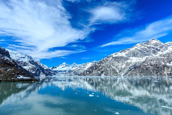 Schneebedeckte Gipfel und eisblauen Gletscher