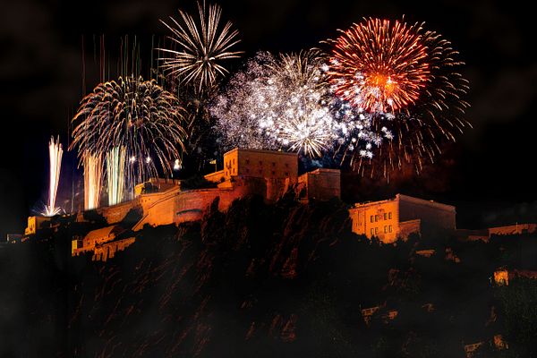 Einmaliges Feuerwerk über dem Rheinufer