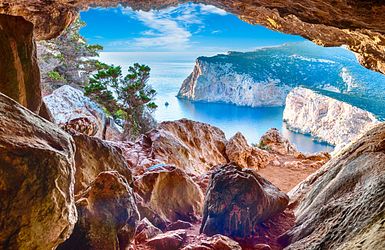 Blick durch ein Felsenspalt auf eine spektakuläre Landzunge