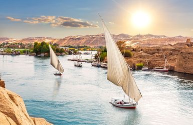 Q:\Destinationen\Ägypten\Nil und Feluken\Nil_Feluken_AdobeStock_443883151 © AlexAnton_abo.jpeg