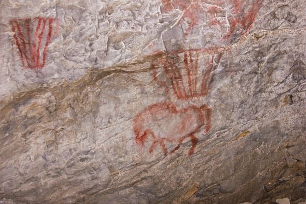 Alte Gravuren in der Shulgan Tash Höhle
