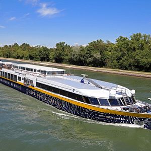 Elegant Lady Schiff neu