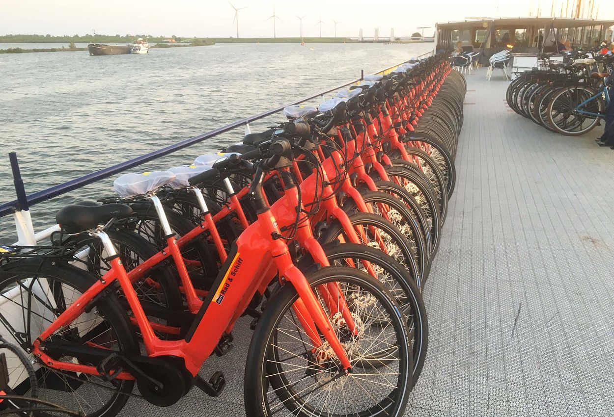 Die schönen Räder auf dem Sonnendeck an Bord
