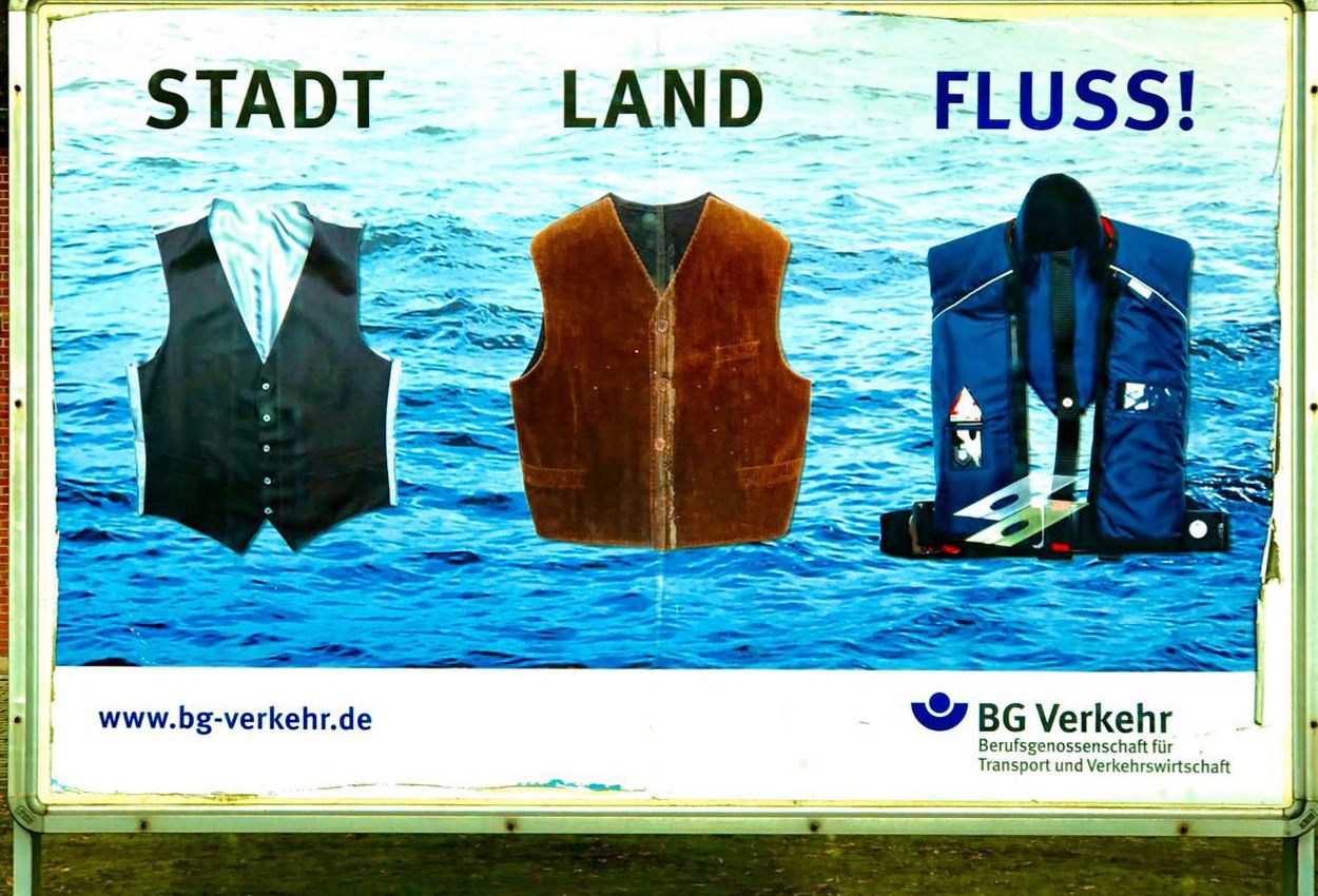 Unterhaltsame Hinweis-Schilder am Wegesrand