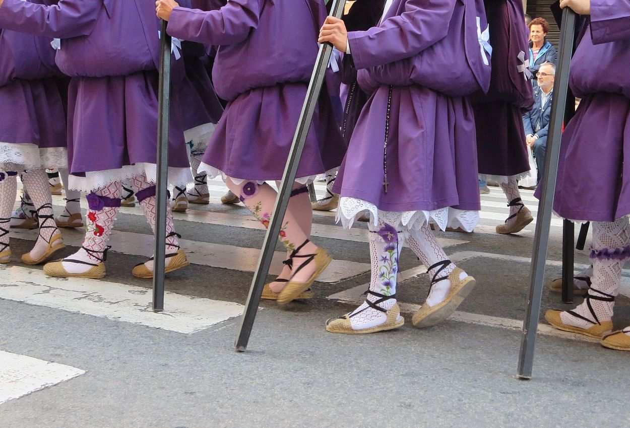 Gläubige tragen Heiligenfiguren durch die Straßen