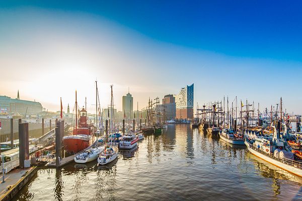 Hamburger Hafen mit Elbphilharmonie