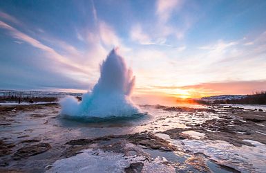 Aktiver Geysir bricht aus