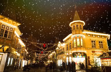 Weihnachtliche Beleuchtung im Schnee