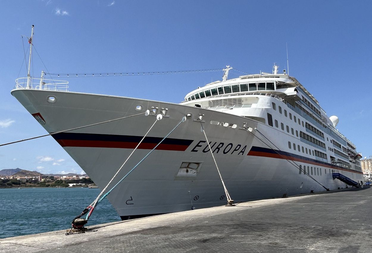 MS Europa im Hafen von Praia