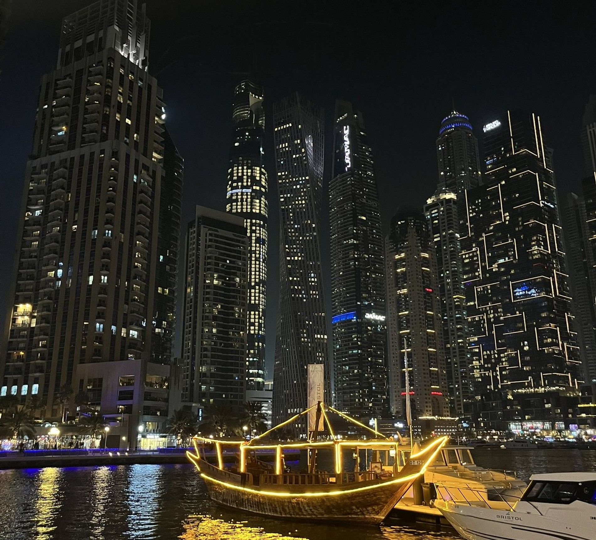 Dubai Marina abends