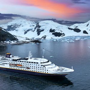 MS Hamburg neuer Anstrich Cuverville Island