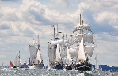 Unzählige Segelboote auf rauer See