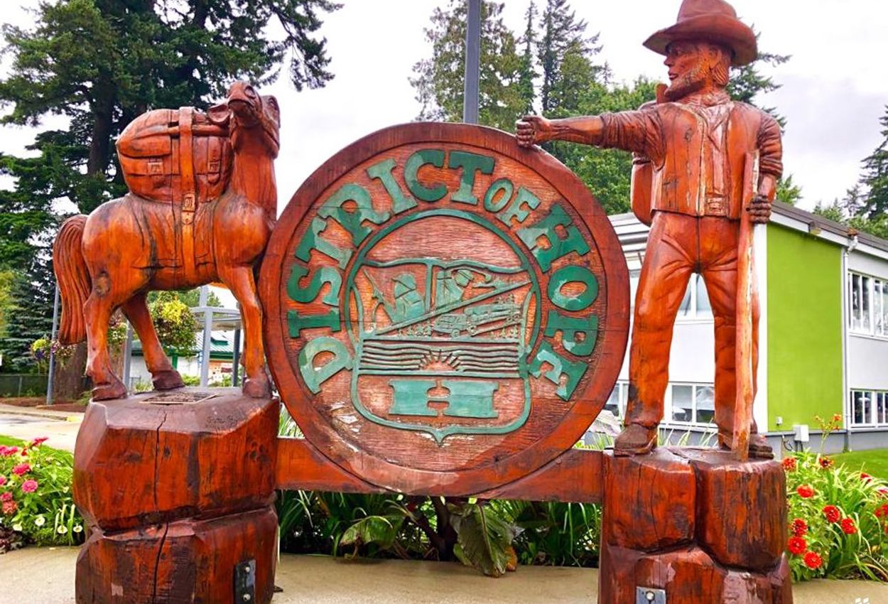 Kunstvolle Holzschnitzereien in Hope