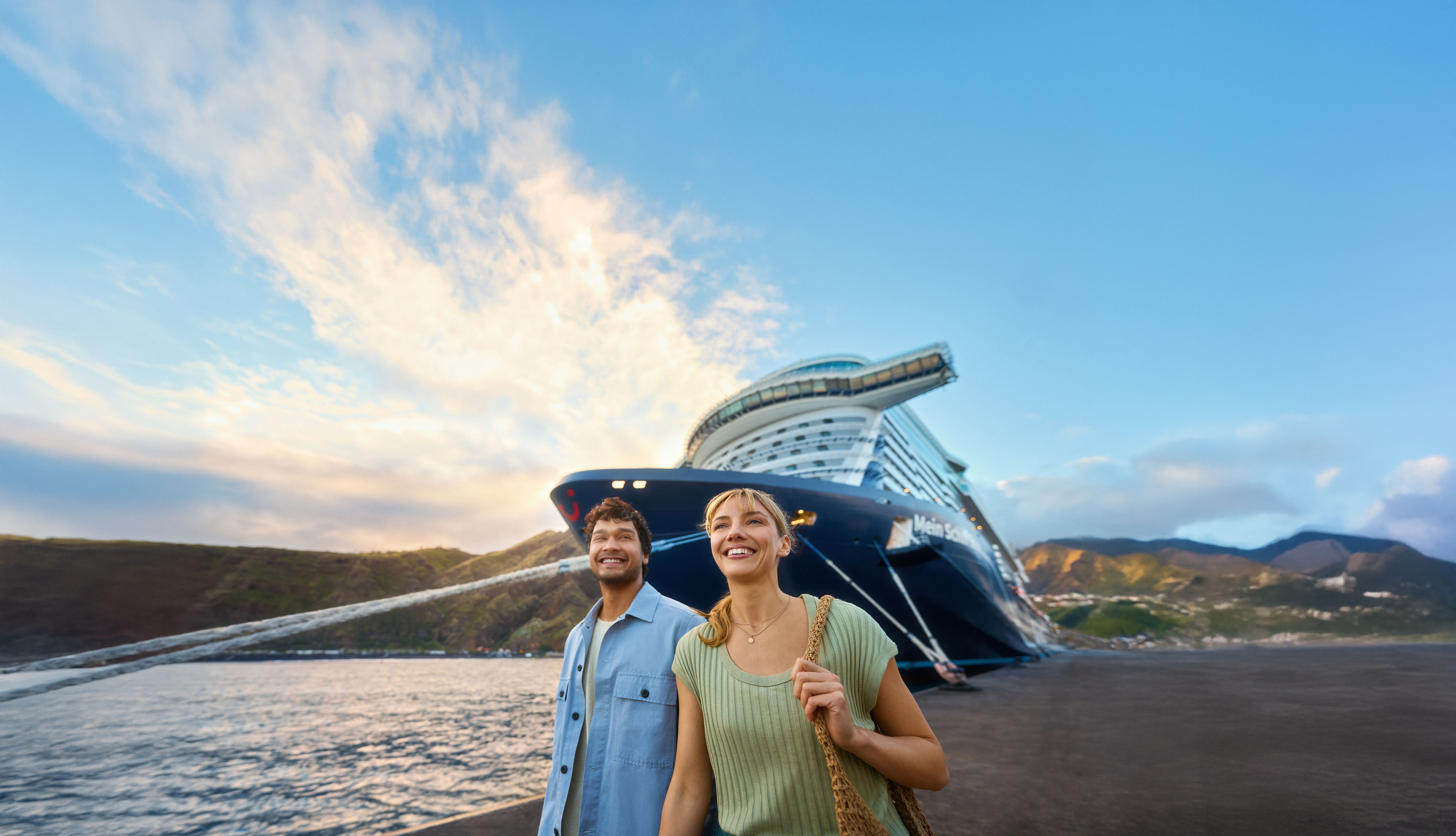 Kreuzfahrtschiff, Paar, Hafen, Meer, Urlaub, Sonne, Himmel, Berge, Reise, Freizeit