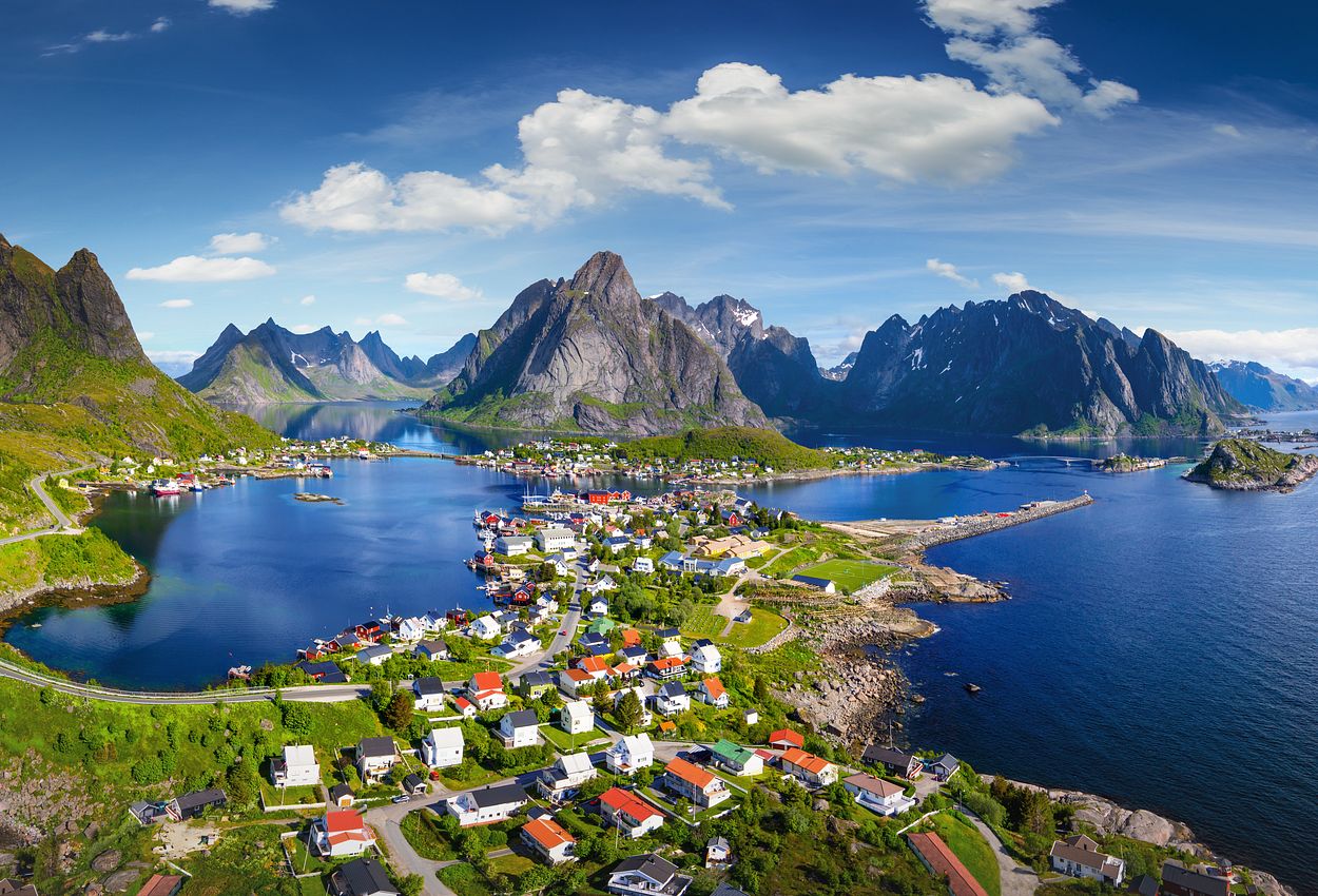 Die Lofoten umgeben von Wasser und Bergen