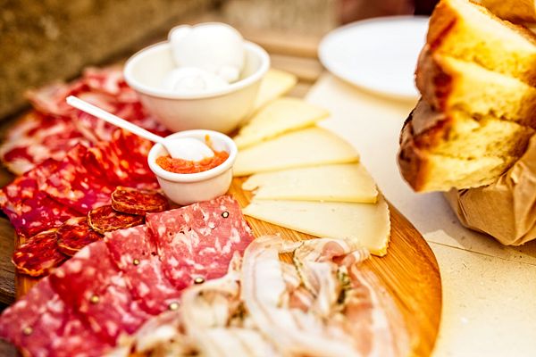 Wurst- und Käseplatte