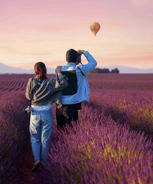 Paar im Lavendelfeld