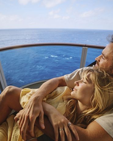 Paar, verliebt, umarmt, entspannt, Kreuzfahrtschiff, Meer, Balkon, Urlaubsstimmung, Sonnenlicht, Zweisamkeit
