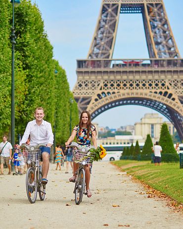 Q:\Destinationen\Frankreich\Paris\Eiffelturm\Fahrradfahren_AdobeStock_103062765_©Ekaterina Pokrovsky.jpeg