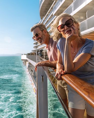 Paar genießt den Meerblick an Bord der Norwegian Aqua