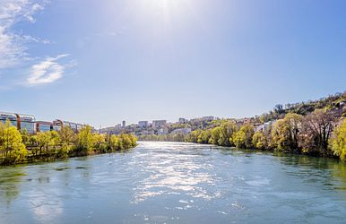 Rhone Fluss, grünes Ufer und Sonnenschein 
